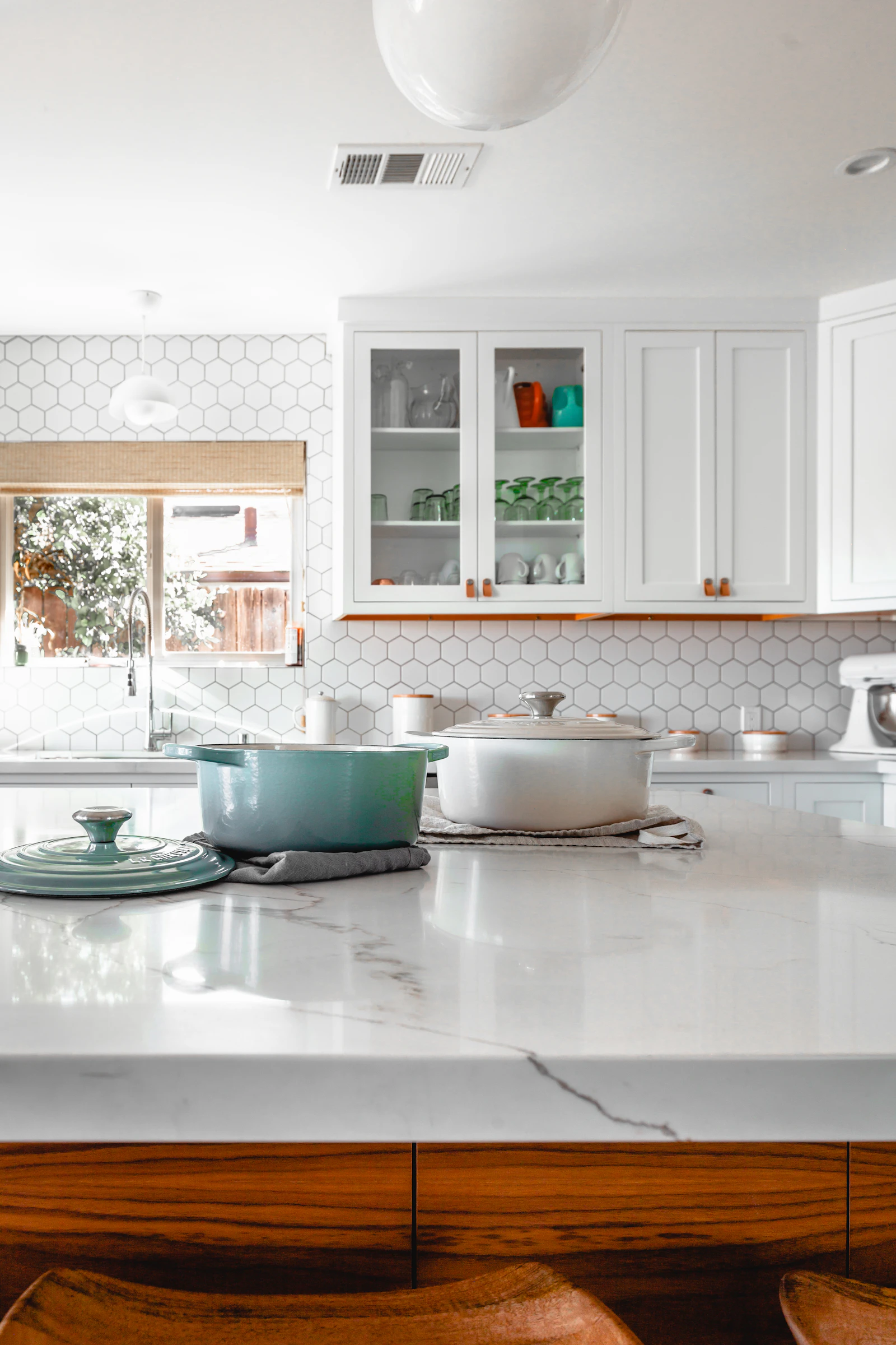 Modern fitted kitchen with island by Zamzam Decor